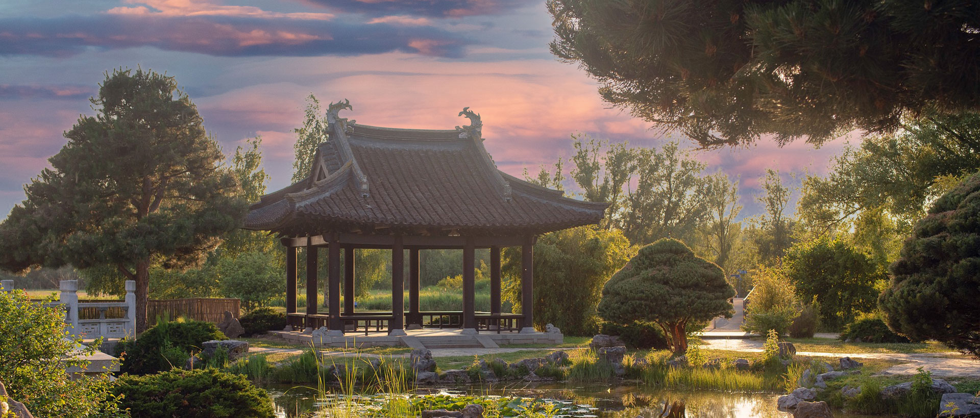 北京京峪園璟園林綠化有限公司擁有一支優(yōu)秀的設(shè)計(jì)團(tuán)隊(duì)和一支精湛施工隊(duì)伍，擁有雄厚的設(shè)計(jì)力量，設(shè)計(jì)隊(duì)伍結(jié)構(gòu)搭配合理，立足于本地化，將完美的人力資源組合在設(shè)計(jì)工作中，行業(yè)專(zhuān)業(yè)技術(shù)高超，配套設(shè)備齊全，管理制度嚴(yán)格，以高效優(yōu)質(zhì)的施工能夠保證設(shè)計(jì)意圖的最大實(shí)現(xiàn)客戶(hù)的滿(mǎn)意度.